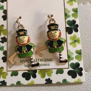 NWT Patrick’s day dangling earrings, cute leprechaun